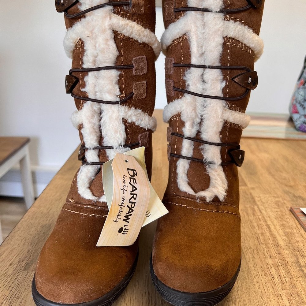 NWT Bearpaw Allie Size 6